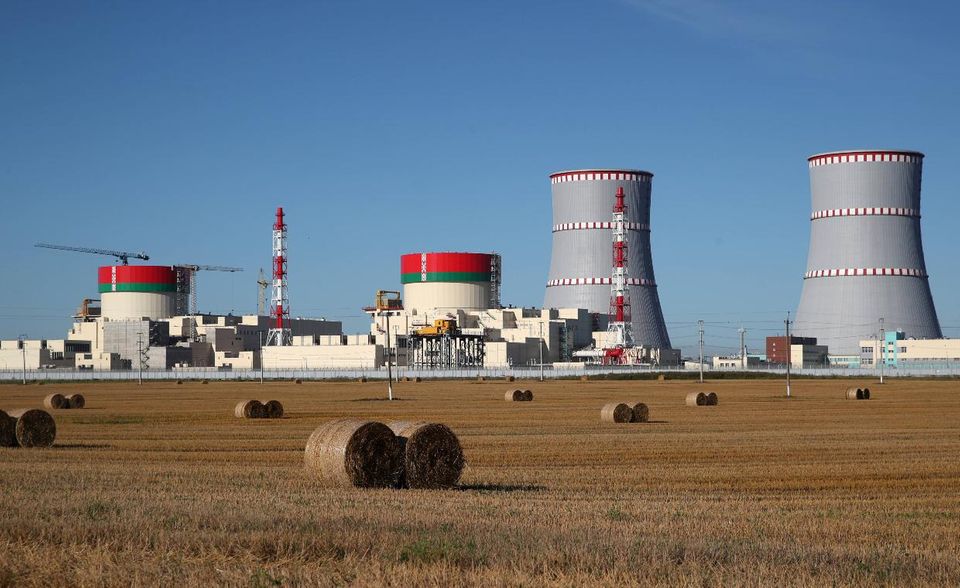 Belarus Das AKW, das Rosatom in Astravets in Belarus baut, liegt nur 60 Kilometer entfernt von der litauischen Hauptstadt Vilnius. Litauens Parlament sieht in dem Projekt ein „nationales Sicherheitsrisiko“. Das Kraftwerk wird mit zwei Reaktoren mehr Strom produzieren als Belarus verbrauchen kann. Es wurde mit einem Kredit von 10 Mrd. Dollar finanziert und soll demnächst in Betrieb gehen. In Minsk wird das Projekt mit dem Argument begründet, dass man sich unabhängig von russischem Gas machen wolle. Litauens Außenminister sieht es als Beispiel dafür, wie Russland Staaten entlang seiner Grenzen um jeden Preis in seinem Orbit behalten will.