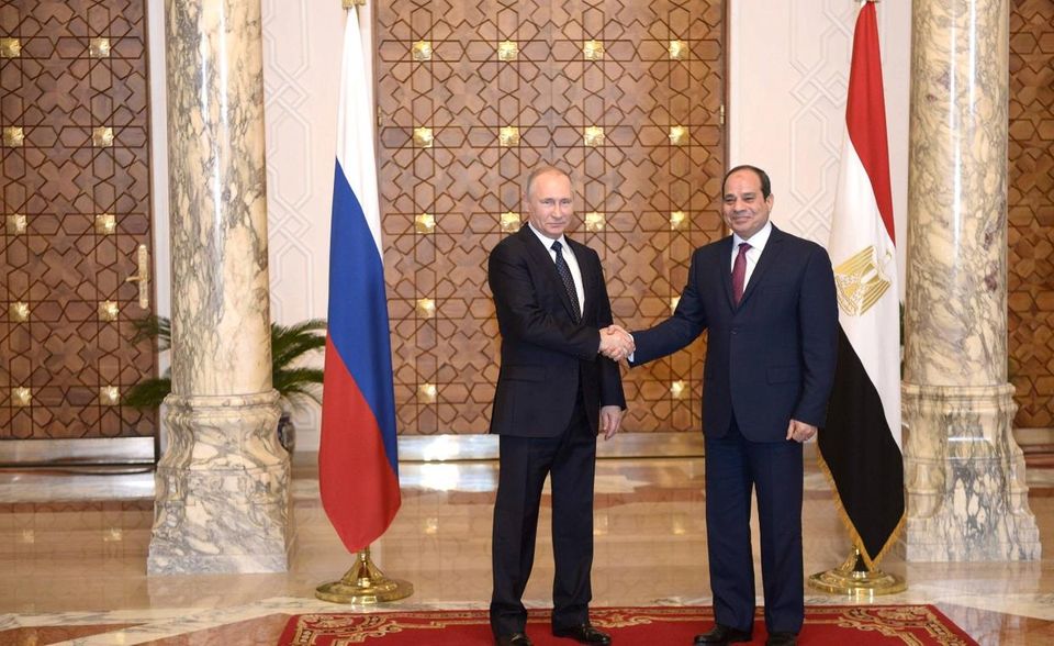 Russlands Präsident Putin 2017 bei einem Staatsbesuch in Ägypten. Präsident Abdel Fattah el-Sisi hatte sich davor für eine Wiederbelebung des ägyptischen Atomprogramms ausgesprochen, das nach dem Reaktorunfall von Tschernobyl unterbrochen worden war. Putin unterschrieb in Kairo eine Vereinbarung über 21 Mrd. Dollar zum Bau des Kraftwerks Dabaa. Seither soll der Deal mit Moskau auf 30 Mrd. Dollar für vier Reaktoren ausgeweitet worden sein.