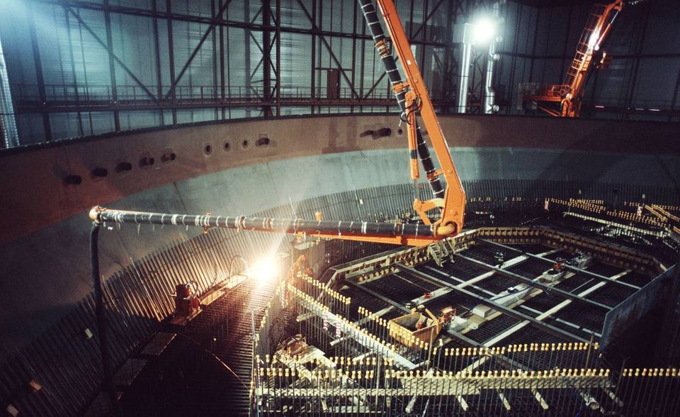 Finnland In Finnland soll Rosatom das AKW Hanhikivi bauen, doch der Baubeginn wird seit Jahren immer wieder verschoben. 2010 wurde die Genehmigung erteilt, die Inbetriebnahme war für 2024 geplant. Die Atomaufsichtsbehörde wirft Rosatom eine fehlende Sicherheitskultur vor. Die Mehrheit der finnischen Bevölkerung befürwortet die Atomkraft als Alternative zu fossilen Brennstoffen. Auf einer Insel im Südwesten Finnlands befindet sich das Atomkraftwerk Olkiluoto (Bild), das etwa 17 Prozent des heimischen Stroms produziert. Dort soll ein dritter Block gebaut werden.