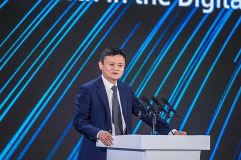 Jack Ma hingegen fiel im länderübergreifenden Ranking vom 17. auf den 26. Rang. Der Mitgründer der Alibaba Group, einem der größten Online-Händler der Welt, konnte sein Vermögen 2020 laut „Forbes“ nur vergleichsweise moderat um knapp 10 auf 48,4 Mrd. Dollar steigern. Ma hatte im Oktober 2020 mit öffentlicher Kritik an Chinas Wirtschaftspolitik für Aufsehen gesorgt. Der ehemalige Englischlehrer hatte den Verantwortlichen vorgeworfen, technische Innovationen durch Regulierung zu behindern. Ma verschwand daraufhin monatelang aus der Öffentlichkeit. Der Börsengang der Alibaba Finanztochter Ant Group wurde von Behörden gestoppt. Im April 2021 belegte die chinesische Marktaufsicht Alibaba mit einer Rekordstraße von 2,8 Mrd. Dollar. Dem Konzern wurde vorgeworfen, seine Vormachtstellung ausgenutzt zu haben.