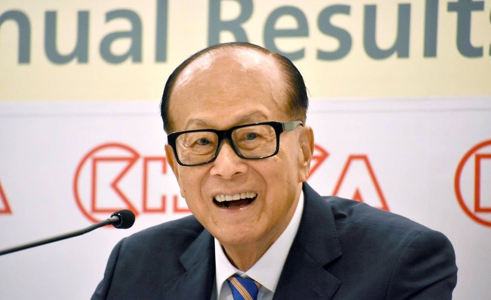 Auf Platz acht der reichsten Menschen Chinas kam als einziger Vertreter Hongkongs Li Ka-shing. Der Investor hatte 2018 die Leitung der CK Hutchison Holdings und CK Asset Holdings an seinen Sohn Victor übergeben. Der 92-Jährige gilt den Angaben zufolge aber weiterhin als einer der einflussreichsten Geschäftsleute Asiens. Sein Vermögen hatte in der 2018er Liste mit 34,9 Mrd. Dollar einen Höhepunkt erreicht. 2020 folgte ein Tiefpunkt mit 21,7 Mrd. Dollar. Im Ranking für 2021 schätzte „Forbes“ den Unternehmer wieder auf 33,7 Mrd. Dollar. Das bedeutete weltweit Platz 43, acht Ränge schlechter als im Vorjahr.