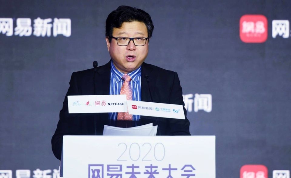 Jeder fünfte der 50 reichsten Menschen der Welt stammt laut „Forbes“ aus China. Den Anfang machte in dem 2021 veröffentlichten Ranking William Ding auf Platz 45. Er ist der CEO von Netease, einem der führenden chinesischen Internettechnologieunternehmen. Es ist unter anderem für Online-Spiele und Online-Bildungskurse bekannt. Der 49-Jährige konnte sein Vermögen im ersten vollen Jahr der Corona-Pandemie laut „Forbes“ nahezu verdoppeln. Es stieg demnach von 17 auf 33 Mrd. Dollar. Das reichte im Boom-Jahr aber gerade einmal für einen Aufstieg auf der globalen Liste um sechs Plätze.