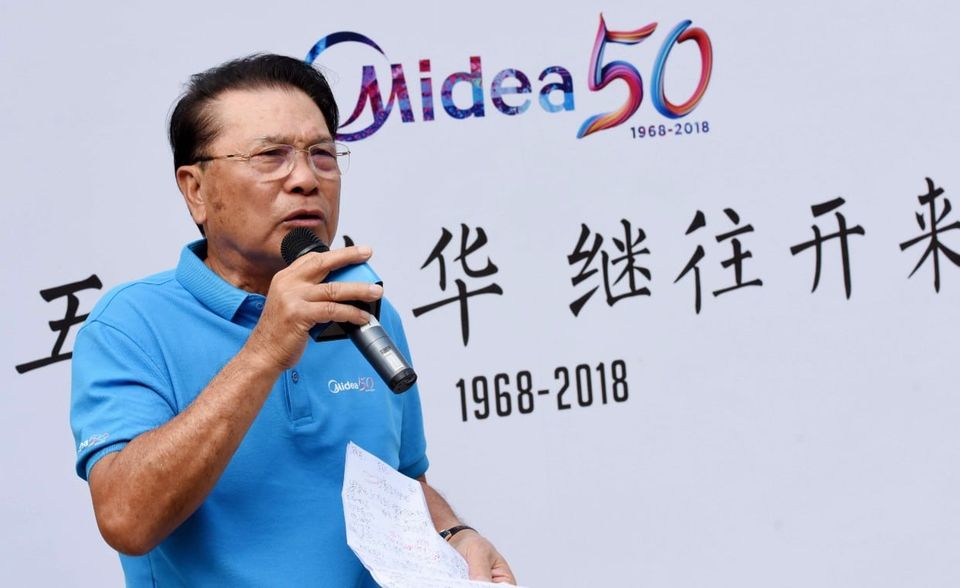 He Xiangjian ist der Gründer der Midea Group, einem der weltweit größten Hersteller von Klimaanlagen und Waschmaschinen. Was 1968 als kleine Werkstatt für Flaschenverschlüsse begann, ist heute einer der wertvollsten Konzerne Asiens. Der Gründer gab 2012 die Zügel ab. Sein Vermögen erhöhte sich der Analyse zufolge binnen eines Jahres von 21,6 auf 37,7 Mrd. Dollar. Der 78-Jährige fiel in der globalen Milliardärsliste einen Rang auf Platz 37.