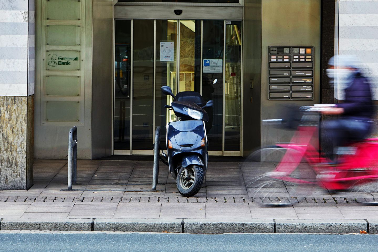 Eingang zur geschlossenen Greensill Bank in Bremen