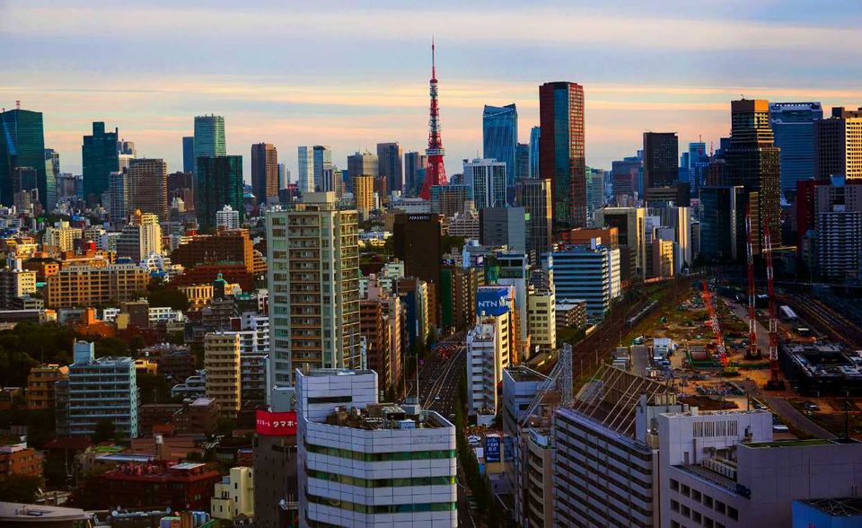 Japan ist die strahlende Ausnahme unter den krisengeschüttelten Schuldnern dieser Liste. Beobachter fragen sich aber schon seit Jahren, wie lange der Kurs der Regierung noch gut gehen kann, auch angesichts der schnell alternden Gesellschaft der Industrienation. Japan hält aber unbeirrt den Schuldenkurs. Es war laut IWF zuletzt mit 256 Prozent seiner Wirtschaftsleistung verschuldet. 2001 waren es noch 145 Prozent gewesen, 2011 lag der Wert bereits bei 219 Prozent. Japan hatte bis 2019 auf Platz eins der höchstverschuldeten Länder gelegen. Der aktuelle Spitzenreiter ist allerdings in negativer Hinsicht mittlerweile eine Klasse für sich.