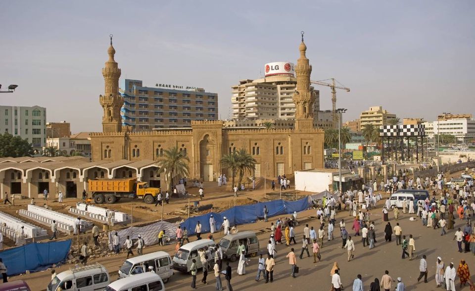 Der Sudan ist weitgehend aus der öffentlichen Wahrnehmung verschwunden. Der Darfur-Konflikt und die allgemeine Staatskrise aber halten an. Der Sudan war laut IWF im April 2021 mit 212 Prozent des BIP verschuldet.
