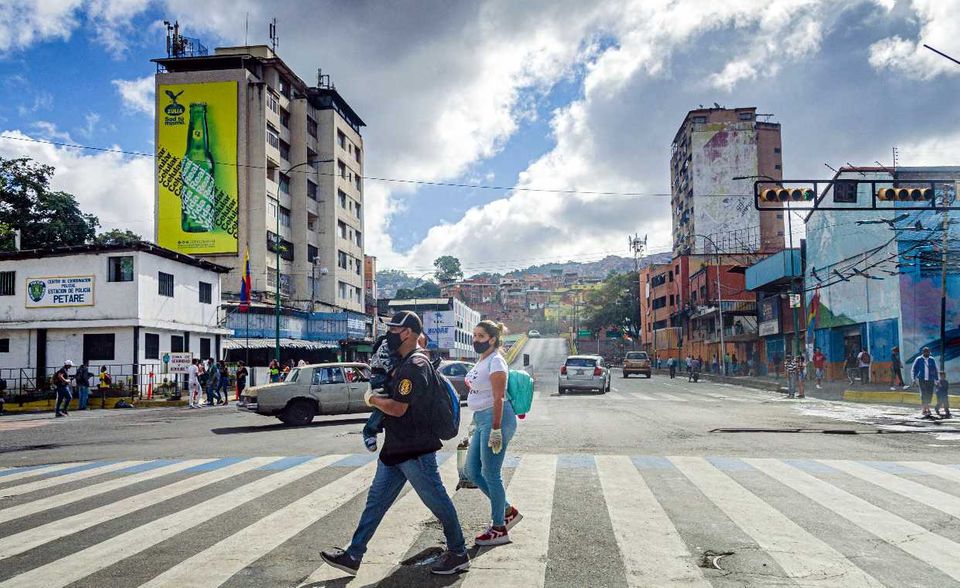 Die Staatskrise in Venezuela dauert seit über zehn Jahren an. In der präsidialen Demokratie gibt es zwei Staatsführer und zwei Parlamente. „Demokratische Ordnung derzeit weitgehend ausgehöhlt“, urteilt das Auswärtige Amt. Demnach ist die Wirtschaftsleistung in Venezuela von 2014 bis 2020 um mehr als 70 Prozent zurückgegangen. Der IWF bezifferte die Verschuldung des südamerikanischen Lands zuletzt auf 333 Prozent. 2019 hatte es mit 233 Prozent noch auf dem zweiten Platz hinter Japan gelegen. Deutschland kam mit 70 Prozent auf Platz 76 unter 190 untersuchten Nationen. Damit lag die Bundesrepublik in etwa auf dem Niveau von China. Dessen Sonderverwaltungszone Hongkong wurde beim IWF gesondert ausgewiesen und kam mit nur knapp einem Prozent Staatsverschuldung auf den niedrigsten Wert der Regionen, für die Daten vorlagen. Es folgten der Kleinstaat Brunei (zwei Prozent) und Afghanistan (neun Prozent).