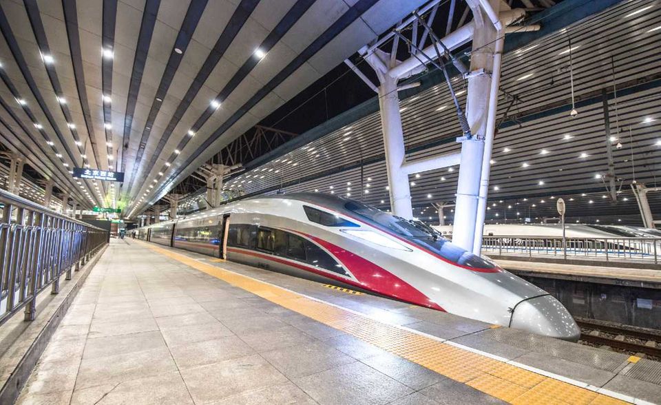 Die Hochgeschwindigkeitssparte der chinesischen Staatsbahn belegte im UIC-Ranking Platz drei. China CR High Speed transportierte demnach 2019 rund 2,4 Milliarden Passagiere.