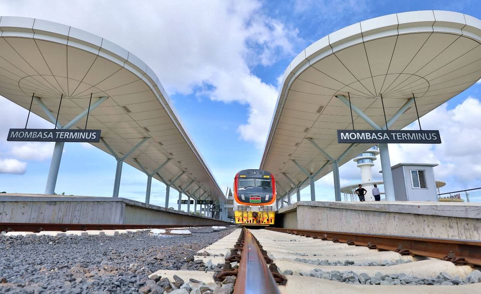 BILD Zugverbindung Nairobi-Mombasa. Projekte wie dieses haben die Verschuldung mit China in die Höhe getrieben.