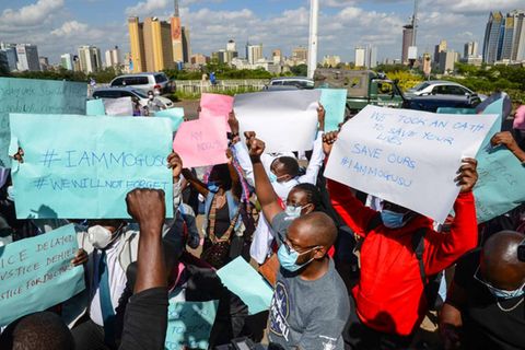 Demonstration in Nairobi. Krankenhausangestellte protestieren gegen fehlende Schutzausrüstung im Kampf gegen Covid 19.