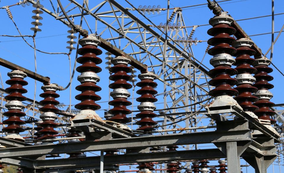 Mit 3,6 Mrd. Euro soll die teilweise veraltete Infrastruktur zukunftsfähig gemacht werden. Das Geld soll auch in intelligente Stromnetze, sogenannte Smart Grids, fließen.
