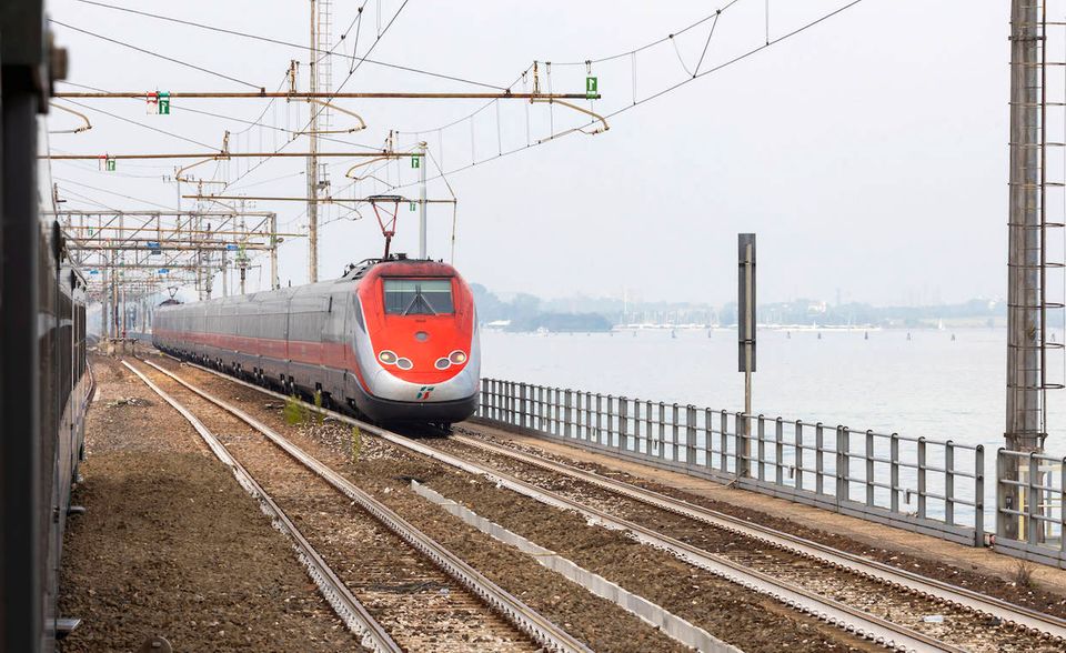 Italiens Züge haben den Ruf, notorisch zu spät zu kommen. Das soll sich ändern. Draghi will das Eisenbahnnetz ausbauen und einen großen Teil des Geldes in Trenitalia, das Tochterunternehmen der staatlichen Eisenbahngesellschaft investieren – insgesamt 24,8 Mrd. Euro.