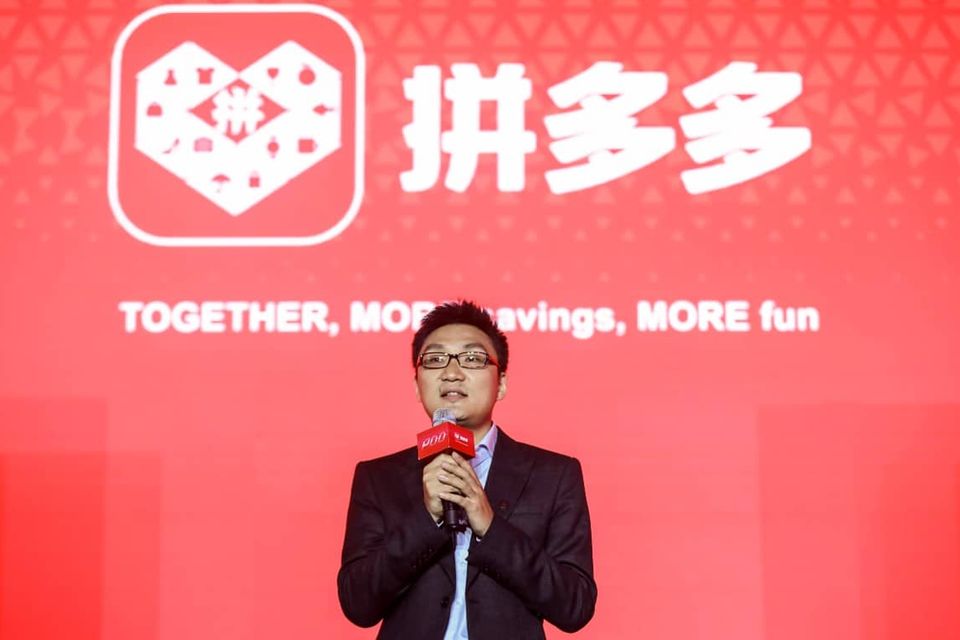 Colin Zheng Huang belegte im Ranking der reichsten Chinesen 2021 bei „Forbes“ Platz drei und kam unter den Tech-Milliardären auf Platz neun. Huang hat sein Vermögen während der Corona-Pandemie mehr als verdreifacht. „Forbes“ verzeichnete ein Plus von 16,5 auf 55,3 Mrd. Dollar. Der 41-Jährige stieg vom 57. auf den 21. Platz des weltweiten Rankings. Unter seiner Führung war der 2015 gegründete Online-Discounter Pinduoduo dem Magazin zufolge im März 2021 zum größten Online-Händler Chinas aufgestiegen (gemessen an der Zahl der aktiven Nutzer). Im selben Monat habe Huang allerdings überraschend den Posten als Vorstandsvorsitzender abgegeben und verkündet, sich auf Forschung im Bereich Ernährung und Gesundheit konzentrieren zu wollen.