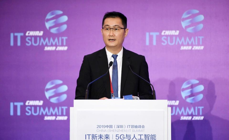 #8 Ma Huateng Chinas Tech-Milliardäre stehen trotz – oder gerade wegen – ihres Aufstiegs zunehmend unter Druck. Das bekam auch Ma Huateng, Mitgründer von Tencent, zu spüren. Die Aktien des Internetriesen sind laut „Forbes“ seit Januar 2021 gefallen, nachdem Aufsichtsbehörden auch bei Tencents digitalem Bezahldienst Bedenken angemeldet hatten. Konkurrent Alibaba war im April 2021 wegen angeblicher Wettbewerbsverzerrung mit einer Rekordstrafe in Höhe von 2,8 Mrd. Dollar belegt worden. Mas Vermögen stieg trotz der zunehmend angespannten politischen Lage binnen zwölf Monaten von 38,1 auf 65,8 Mrd. Dollar. Er rückte im globalen Ranking vom 20. auf den 15. Platz vor. Wenige Wochen nach Veröffentlichung der Milliardärsliste titelte „Forbes“: „Ma Huateng ist wieder der reichste Mensch Chinas.“ Demnach hatte der 49-jährige die Nummer eins, Mineralwasserkönig Zhong Shanshan, dank des gestiegenen Börsenkurses von Tencent knapp überrundet.
