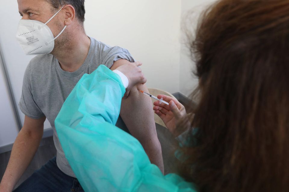 Ein Mann erhält seine Corona-Schutzimpfung