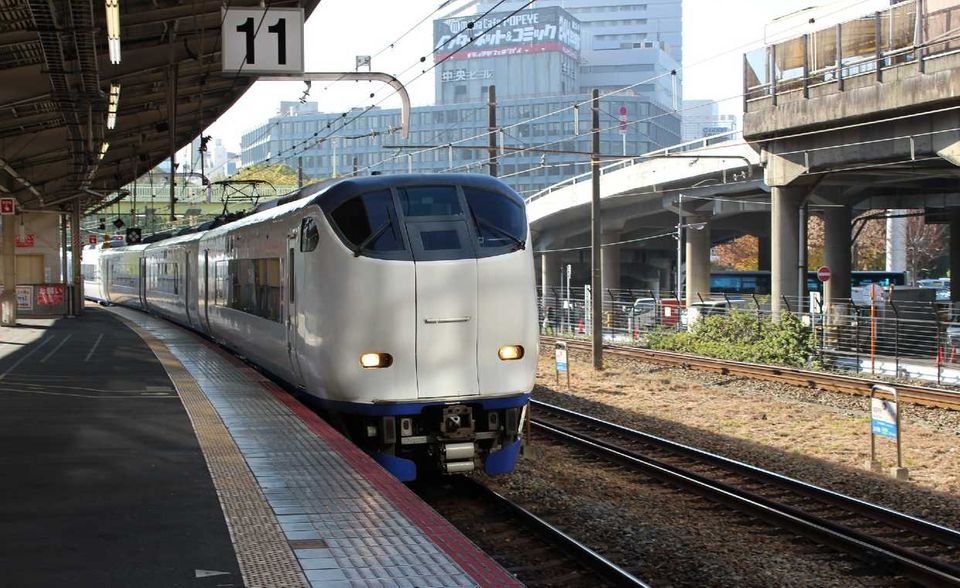 Die West Japan Railway Company (JR West) gehört ebenfalls zu den Nachfolgern der privatisierten Staatsbahn. Ihr Terrain erstreckt sich im Süden der japanischen Hauptinsel Honshū. Sie betreibt die Hochgeschwindigkeitstrasse zwischen Osaka und Fukuoka auf der Nachbarinsel Kyūshū. 1,9 Milliarden Passagiere (2018) bedeuteten im weltweiten Vergleich Platz fünf.
