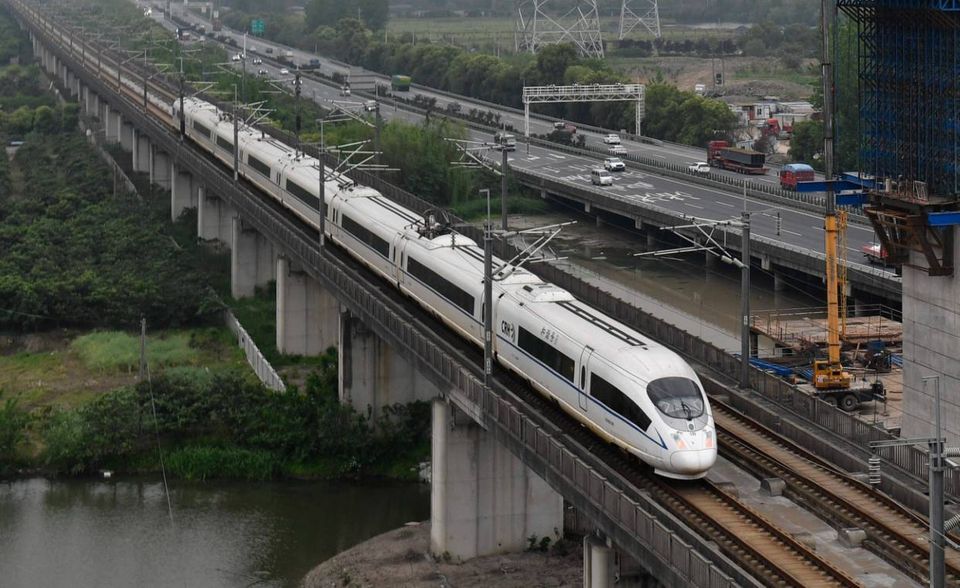 #6 China Railway China Railway (CR) transportierte 2019 laut der UIC-Statistik rund 1,8 Milliarden Fahrgäste. Das bedeutete im internationalen Vergleich lediglich Platz sechs. Beim Schienennetz hatte die Staatsbahn hingegen den dritten Rang belegt und im Güterverkehr weltweit an der Spitze gelegen. Allerdings ist die Volksrepublik mit mehreren Eisenbahngesellschaften in diesem Ranking vertreten.