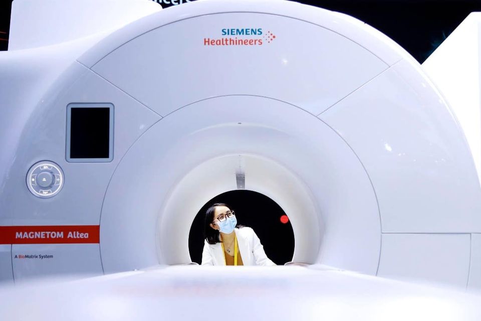 Eine Besucherin schaut sich einen MRT-Scanner am Stand von Siemens Healthineers auf der 3. China International Import Expo (CIIE) in Schanghai an