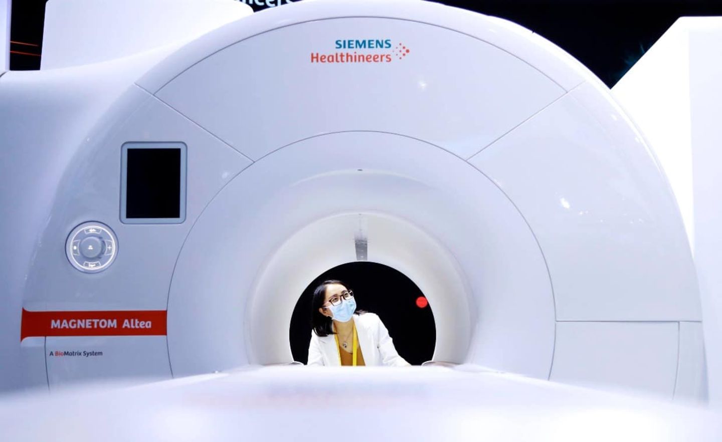Eine Besucherin schaut sich einen MRT-Scanner am Stand von Siemens Healthineers auf der 3. China International Import Expo (CIIE) in Schanghai an