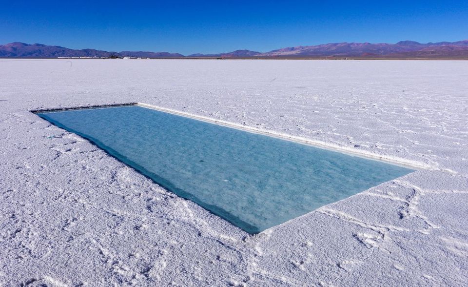 Argentinien In Südamerika wird Lithium aus salzhaltigen Solen extrahiert, wie hier in den Salinas Grandes im Nordwesten Argentiniens auf einer Höhe von rund 3.450 Metern. Allein in Argentinien und Chile lagern zwei Drittel der weltweiten Reserven von Lithium. Die Deutsche Rohstoffagentur schätzt, dass die Länder auch 46 Prozent der Förderung auf sich vereinen. Auch Bolivien sucht Anschluss in dem relativ kleinen Markt (33.000 Tonnen 2015). Die Europäische Union bezieht nach Angaben der EU-Kommission 78 Prozent des Lithiums aus Chile. Australiens Förderung wird zum größten Teil in China verarbeitet. In der E-Mobilität gilt vor allem Lithium unter den Batterierohstoffen als schwer zu substituierende Schlüsselkomponente.