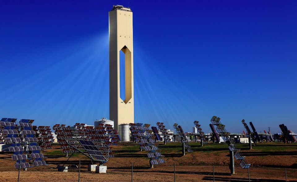 Spanien ist führend in der Solarenergie, wie mit diesem Turmkraftwerk in Andalusien. Insgesamt sind EU-weit 137 Gigawatt Photovoltaik-Leistung installiert. In 22 der 27 Mitgliedsstaaten wurd 2020 mehr Leistung zugebaut als im Vorjahr. Von 13 Rohmaterialien, die für alle Bestandteile von Solarzellen benötigt werden, stuft die EU fünf als „kritisch“ ein: Bor, die Halbleiter Germanium und Silizium sowie Gallium und Indium, die anders als Zink oder Platin nicht recycelt werden können. Auch Cadmium und Selen werden benötigt. Die EU hat 2020 eine Rohstoffallianz zwischen Investoren, Mitgliedsländern, Regionen und der Europäischen Investitionsbank gestartet, um den Import von kritischen Rohstoffen aus den Erzeugerländern zu diversifizieren, den eigenen Anteil zu erhöhen und durch effektive Wiederverwendung zu sichern. Eine europäische Batterie-Allianz hat zum Ziel, 80 Prozent des benötigten Lithiums in der EU aus einheimischen Quellen zu beziehen.