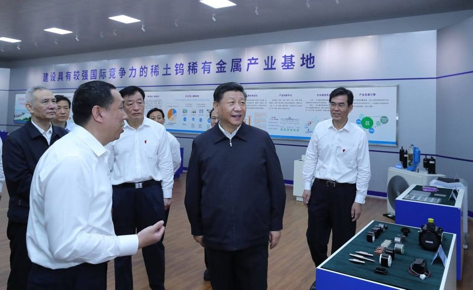 Präsident Xi Jinping besuchte 2019 das Unternehmen JL MAG Rare-Earth in der Stadt Ganzhou in der ostchinesischen Provinz Jiangxi. Die Visite inmitten des Handelskriegs mit den USA wurde als Wink mit dem Zaunpfahl gesehen, dass China die Lieferung Seltener Erden stoppen könnte. Diese sind etwa für Magneten in der Windkraft unabdingbar. Auch in der Verarbeitung von Komponenten für moderne Lithium-Ionen-Batterien hat China eine Vormachtstellung. Mehr als 80 Prozent des Kobalts, der in der E-Mobilität für das Kathodenmaterial von Batterien gebraucht wird, stammt aus chinesischer Veredelung, bevor er chemisch weiterverarbeitet wird. China kontrolliert zu 60 Prozent die Gewinnung von Naturgraphit und zu 80 Prozent die Produktion von Flockengraphit, aus dem Kugelgraphit für Batterien wird. Der energieintensive Prozess wird fast ausschließlich von chinesischen Unternehmen durchgeführt. Auch bei Anodenmaterial liegt China vorn.