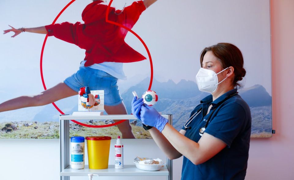 Sobald der Impfstoff da ist, will auch Vodafone in seinem Medical Center am deutschen Firmenhauptsitz in Düsseldorf mit dem Impfen loslegen. Basierend auf der vorgegebenen Impf-Reihenfolge will Vodafone zuerst die Mitarbeiterinnen und Mitarbeiter immunisieren, „die besonders relevant für die Infrastruktur sind“, heißt es in einer Mitteilung des Konzerns. Danach werde die Belegschaft per Zufallsprinzip eingeladen. Am Standort Düsseldorf sollen sich auch die Mitarbeiter der benachbarten Niederlassungen Ratingen, Köln und Kerpen impfen lassen können. An allen anderen Standorten sei das Impfangebot von den regionalen Gegebenheiten abhängig.