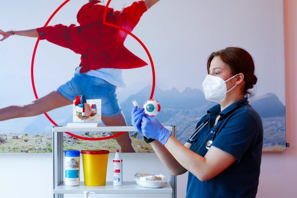 Sobald der Impfstoff da ist, will auch Vodafone in seinem Medical Center am deutschen Firmenhauptsitz in Düsseldorf mit dem Impfen loslegen. Basierend auf der vorgegebenen Impf-Reihenfolge will Vodafone zuerst die Mitarbeiterinnen und Mitarbeiter immunisieren, „die besonders relevant für die Infrastruktur sind“, heißt es in einer Mitteilung des Konzerns. Danach werde die Belegschaft per Zufallsprinzip eingeladen. Am Standort Düsseldorf sollen sich auch die Mitarbeiter der benachbarten Niederlassungen Ratingen, Köln und Kerpen impfen lassen können. An allen anderen Standorten sei das Impfangebot von den regionalen Gegebenheiten abhängig.