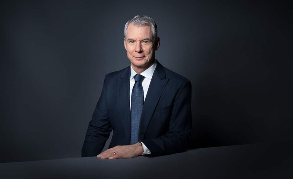 #1 Steve Angel / Linde Die höchsten Einkünfte unter den Dax-Konzernchefs verzeichnet Linde-CEO Steve Angel. Rund 53,4 Mio. Euro betrug seine Gesamtvergütung im Corona-Jahr. Damit verteidigt Angel seinen Spitzenplatz im Ranking. Schon 2019 war der Amerikaner mit 43 Mio. Euro unangefochtener Top-Verdiener im Dax. Wie bei Östberg stammt auch bei ihm der Großteil der Einkünfte in 2020 aus Boni.