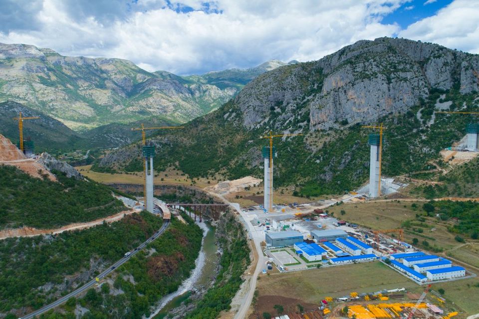 Eigentlich sollten Chinas Kredite Montenegro beim Bau seiner Autobahn unterstützten, jetzt könnten die fälligen Rückzahlungen zum Problem werden