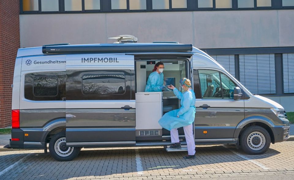 Beim Autobauer Volkswagen bereiten sich die Betriebsärzte ebenfalls auf die Corona-Impfungen vor. Im VW-Werk Zwickau wurden erste Mitarbeiter schon seit Ende März geimpft. Dazu hat Volkswagen zusammen mit dem Deutschen Roten Kreuz Sachsen ein Impfmobil als Modellprojekt ins Leben gerufen. Neben Mitarbeitern mit bestimmten chronischen Erkrankungen wurden Bewohner des Corona-Hotspots Vogtlandkreis geimpft. Wegen der hohen Inzidenzwerte dürfen sich dort alle Personen ab 18 impfen lassen. Mit dem Impfmobil kann das Team aus sechs Werksärzten und neun Krankenpflegern auch an die Standorte Chemnitz, Dresden und Sankt Egidien fahren. Am VW-Standort in Wolfsburg ist das Impfzentrum ebenfalls schon einsatzbereit. Dazu wurde die Veranstaltungshalle „Hafen 1“ der Autostadt in den vergangenen Wochen umgerüstet. Auf den vier Impfstraßen könnten Volkswagen zufolge bis zu 15.000 Mitarbeiter pro Woche geimpft werden.