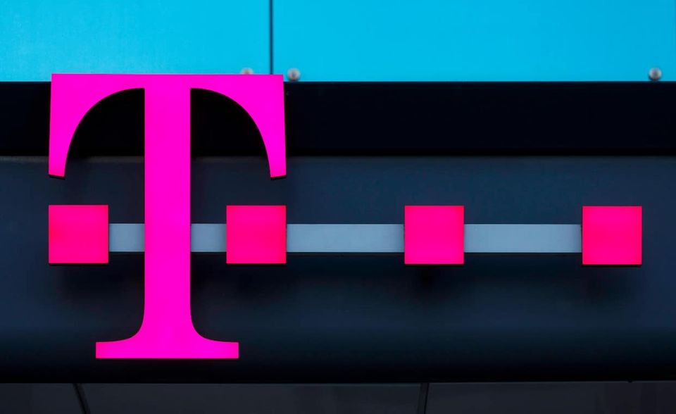 An 18 Standorten bereitet sich die Deutsche Telekom auf den Impfstart vor. Wie der Kölner-Stadt-Anzeiger berichtet greift der Bonner Telekommunikationskonzern dabei auf die Infrastruktur zurück, die in der Vergangenheit schon für die betrieblichen Grippeschutzimpfungen genutzt wurde. Mit den bestehenden Kapazitäten könnte der Konzern eigenen Angaben zufolge rund 80.000 Mitarbeiter impfen. Auch bei der Telekom-Tochter Magenta in Wien könnten betriebliche Impfungen jederzeit starten.