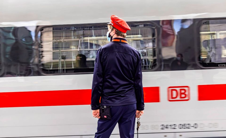 An insgesamt zehn Standorten will die Deutsche Bahn ihre Mitarbeiterinnen und Mitarbeiter impfen. Die ersten entstehen gerade in München und Nürnberg. Nach eigenen Angaben, sei ungefähr die Hälfte der Bahn-Mitarbeiter als systemrelevant eingestuft worden. Viele von ihnen gehören demnach zur Gruppe 3 in der Corona-Impfverordnung des Bundes. Während viele Unternehmen damit rechnen, erst im Juni mit betrieblichen Corona-Impfungen loslegen zu können, könnten die Bahn-Betriebsärzte in Berlin schon im Mai mit dem Impfen beginnen, wie der Tagesspiegel unter Berufung auf Ärzte und Senatskreise berichtet.