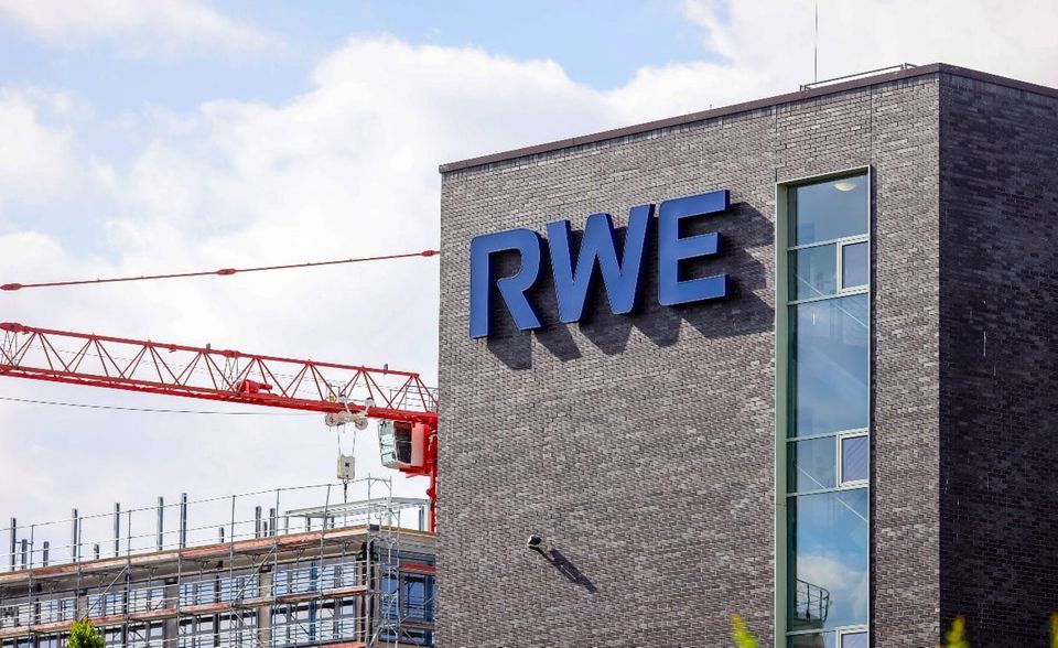 Rund 17 Betriebsärzte stehen bei RWE bereit, um die eigene Belegschaft zu impfen. Nach eigenen Angaben könnten so knapp 20.000 Beschäftigte in etwa zwei Wochen ihre Erstimpfung bekommen. Danach wolle man den Familienmitgliedern der Mitarbeiterinnen und Mitarbeiter ein Impfangebot machen. An vielen Standorten seien Test- und Impfstraßen schon eingerichtet.