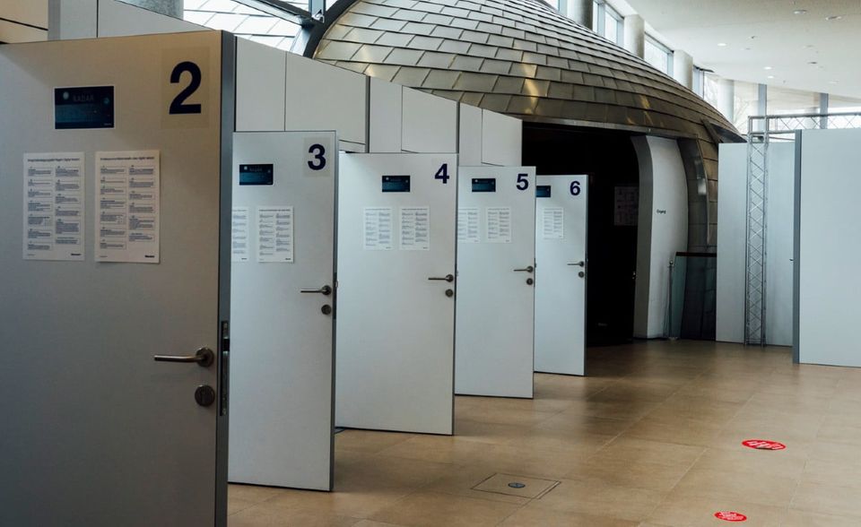 Bis zu 300 Menschen will der Konsumgüterhersteller Beiersdorf in Hamburg impfen, wenn die Betriebsärzte loslegen dürfen. Nach der Einrichtung eines eigenen Testzentrum 2020 (siehe Foto) hat der Konzern dafür ein ungenutztes Bürogebäude im Hamburger Stadtteil Eimsbüttel in eine Impfstation umgewandelt. Per Aufzug fahren Mitarbeiter direkt in den zweiten Stock und werden geimpft, anschließend geht es in einen Ruheraum im ersten Stock. Werden die Kapazitäten voll ausgenutzt, könnte Beiersdorf binnen drei Wochen alle Mitarbeiter in Hamburg geimpft haben. Danach soll das Angebot auf Angehörige und Anwohner ausgeweitet werden.