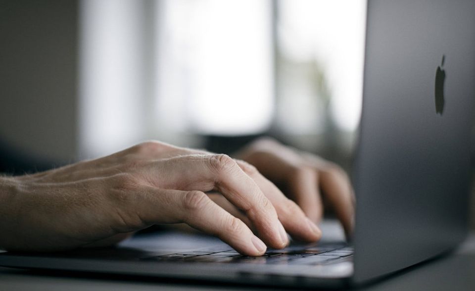 iPads und MacBooks Für viele Menschen rief die Pandemie Homeoffice und Homeschooling auf den Plan. Die dafür nötigen Geräte erlebten ein entsprechendes Nachfragehoch. Nach Angaben der Branchenorganisation gfu schoss der Absatz von Computermonitoren im vergangenen Jahr um fast 60 Prozent auf knapp 4,2 Millionen Geräte in die Höhe. Zudem wurden 10,7 Prozent mehr PCs und fast ein Viertel mehr Notebooks verkauft als 2019. Die gesteigerte Nachfrage schlägt auch auf den Chipbedarf nieder. Tech-Riese Apple hat deshalb bereits die Bestellung von Komponenten für seine MacBooks und iPads vom ersten Quartal auf die zweite Jahreshälfte verschoben. Im aktuellen Quartal rechnet der Tech-Konzern mit Umsatzeinbußen bis zu 4 Mrd. Dollar. Um die Abhängigkeit von Zulieferern zu verringern, setzt der Konzern zunehmend auf eigene Komponenten für seine Geräte.