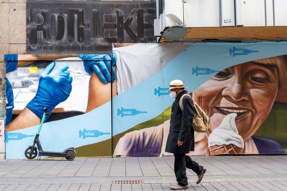 Wandbild an einem leerstehenden Geschäftsgebäude in Bochum: Mit fortschreitender Impfkampagne wächst die Hoffnung auf Normalität