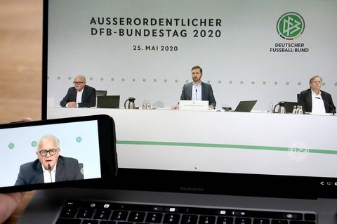 DFB-Präsident Fritz Keller, Generalsekretär Friedrich Curtius und der 1. Vizepräsident Rainer Koch (v.l.n.r.) beim DFB-Bundestag im vergangenen Jahr. Die Führungsspitze des Verbandes ist heillos zerstritten
