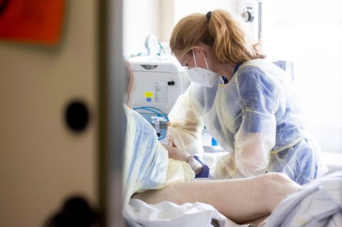 Versorgung eines Corona-Patienten auf einer Intensivstation in Duisburg: Viele Genesene leiden unter Langzeitfolgen der Krankheit