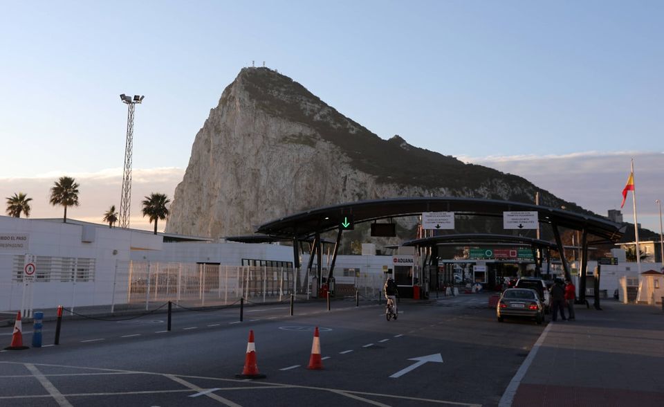 Wie in dem erst in letzter Minute geregelten Grenzverkehr zwischen Gibraltar und Spanien bleiben viele Unwägbarkeiten. Die Unsicherheit belastet das Verhältnis, wie die Umfrage der Deutsch-britischen Handelskammer zeigt. Knapp zwei Drittel der befragten Firmen erwarten trotz Handelspakt mit zollfreiem Warenverkehr von Handelsbarrieren und Zollformalitäten in den nächsten zwölf Monaten größere Probleme für ihr Geschäft als von anhaltenden Reisebeschränkungen wegen der Corona-Krise (56 Prozent). Jeder dritte Betrieb befürchtet rechtliche Unsicherheiten. Daraus ziehen viele Konsequenzen: 41 Prozent haben wegen des Brexit ihre Lieferketten umgestellt. Als Hauptgründe wurden regulatorische Unsicherheit, höhere Kosten und der Wunsch nach Diversifizierung genannt.