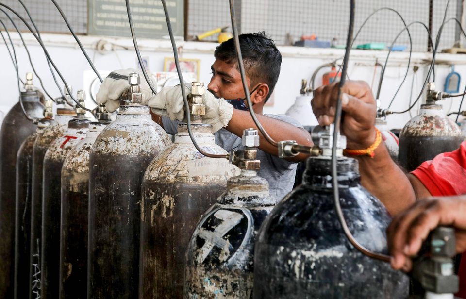 Leere Sauerstoffflaschen werden nachgefüllt: In Indien ist der Bedarf durch die Corona-Pandemie sehr hoch