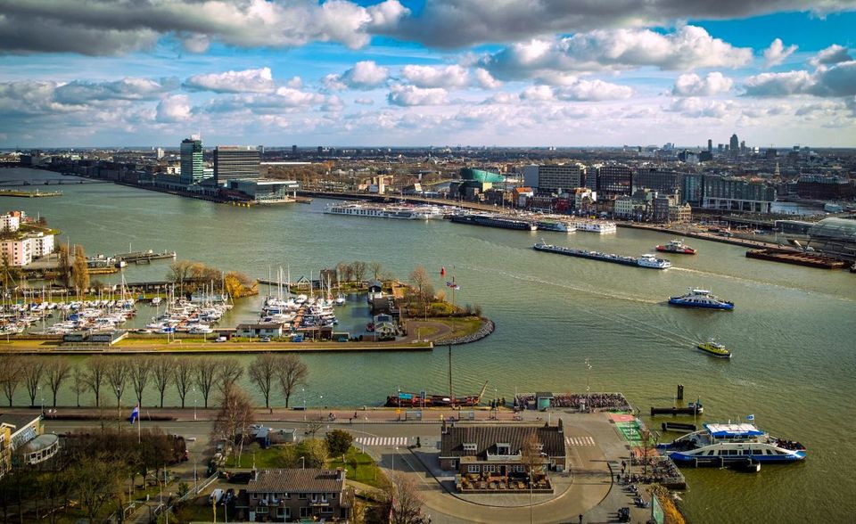 #7 Amsterdam Immer mehr Start-ups wählen Amsterdam als Unternehmenssitz. Die niederländische Metropole gehörte zu den Gewinnern des Städterankings von EY. Die Analysten zählten 2020 mehr als doppelt so viele Finanzierungsrunden wie im Vorjahr. Ihre Zahl stieg den Angaben zufolge von 58 auf 127. Tallinn konnte auf niedrigem Niveau noch stärker wachsen (21 auf 84 Runden).