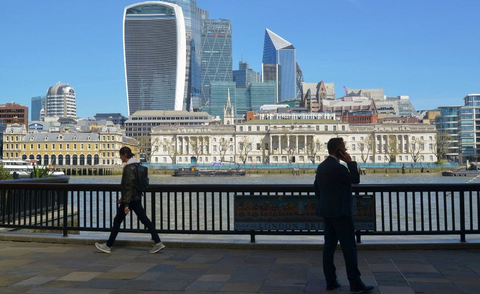 Londoner Start-ups spielen in Europa in ihrer eigenen Liga. Die hat sich während der Pandemie und ungeachtet des Brexits noch weiter vom Kontinent abgesetzt. EY zählte 2020 in der britischen Hauptstadt 1370 Finanzierungsrunden. 2019 waren es nur 598 gewesen. Das Investitionsvolumen stieg weniger rasant von 9,1 auf 10,5 Mrd. Euro. Laut den Experten hat sich der Vorsprung von London als Gründer-Standort in der Pandemie in Form einer krisensicheren Infrastruktur bezahlt gemacht. „Großbritannien steht schon seit Jahren an der Spitze der europäischen Start-up-Finanzierung“, hieß es. „Sicherlich trägt auch die englische Sprache dazu bei. Aber in Großbritannien hat sich zudem ein Ökosystem aus Start-ups, Inkubatoren und Geldgebern gebildet, das konsequent auf Internationalisierung setzt. London als internationale Finanzmetropole ist hierfür ein gutes Sprungbrett.“