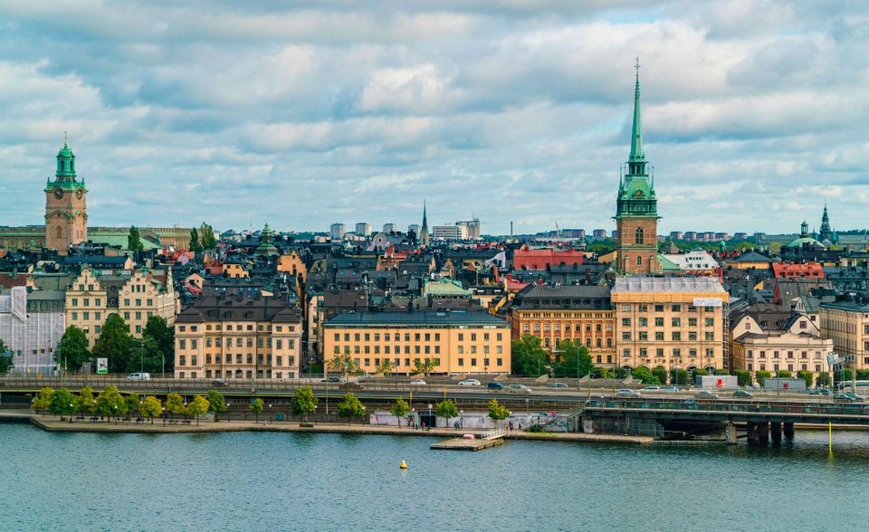 Stockholm hat als Start-up-Hochburg 2020 etwas an Strahlkraft eingebüßt. Die Zahl der Finanzierungsrunden sank laut EY von 163 auf 154. Stockholm musste damit den vierten Platz des Rankings räumen. Das Investitionsvolumen blieb nahezu unverändert bei rund 1,5 Mrd. Euro.
