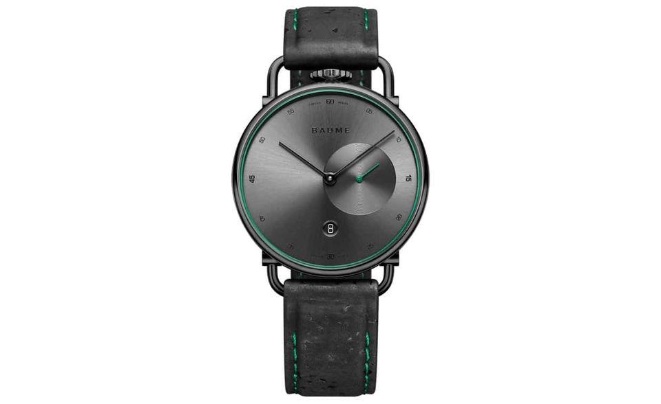 „Baume 10599“ von Baume & Mercier Quarzwerk, Korkarmband mit Wechselsystem aus recycelten Knöpfen, Edelstahlgehäuse, Durchmesser 41 mm, ca. 520 Euro (2 Prozent als Spende an Waste Free Oceans); baume-et-mercier.com