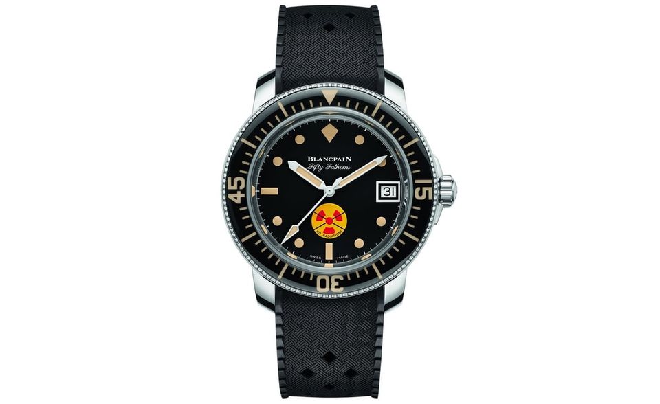 „Tribute to Fifty Fathoms No Rad“ von Blancpain Hommage an ein 1960er-Modell für die Kampftaucher der Bundesmarine, einseitig drehbare Saphir-Lünette, wasserdicht bis 300 m, Edelstahlgehäuse, Durchmesser 40,3 mm, ca. 13 070 Euro; blancpain.com