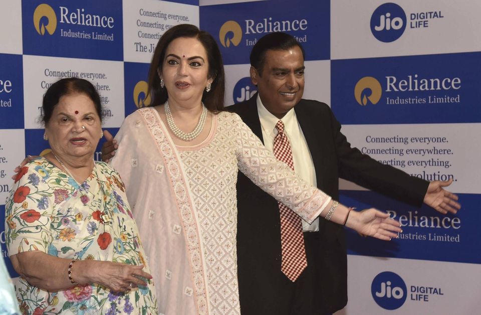 Reliance Industries ist ein indisches Industriekonglomerat. Der Konzern von Mukesh Ambani gilt als das wertvollste Unternehmen des Subkontinents. Petochemie und Textilien sind die Hauptgeschäftsfelder von Reliance. Der Umsatz im abgelaufenen Geschäftsjahr belief sich auf umgerechnet 70 Mrd. Dollar.