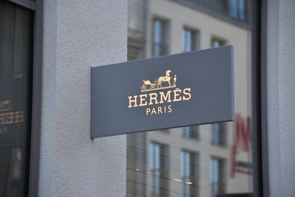Das französische Luxusmodehaus blieb von der Corona-Krise nicht verschont. Die Erlöse schrumpften um etwas mehr als sechs Prozent auf 6,4 Mrd. Euro. Allerdings ist das Geschäft mittlerweile wieder angezogen.
