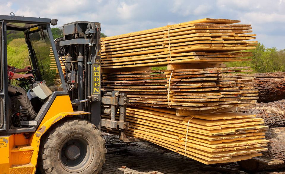 In den USA haben Waldbrände und ein Schädlingsbefall in Kanada den Holz-Markt zum Erliegen gebracht. Das Konjunktur-Paket von Präsident Joe Biden aber steigert die Nachfrage nach Bauholz. Die Folge ist, dass die Amerikaner den deutschen Holzmarkt leer kaufen.