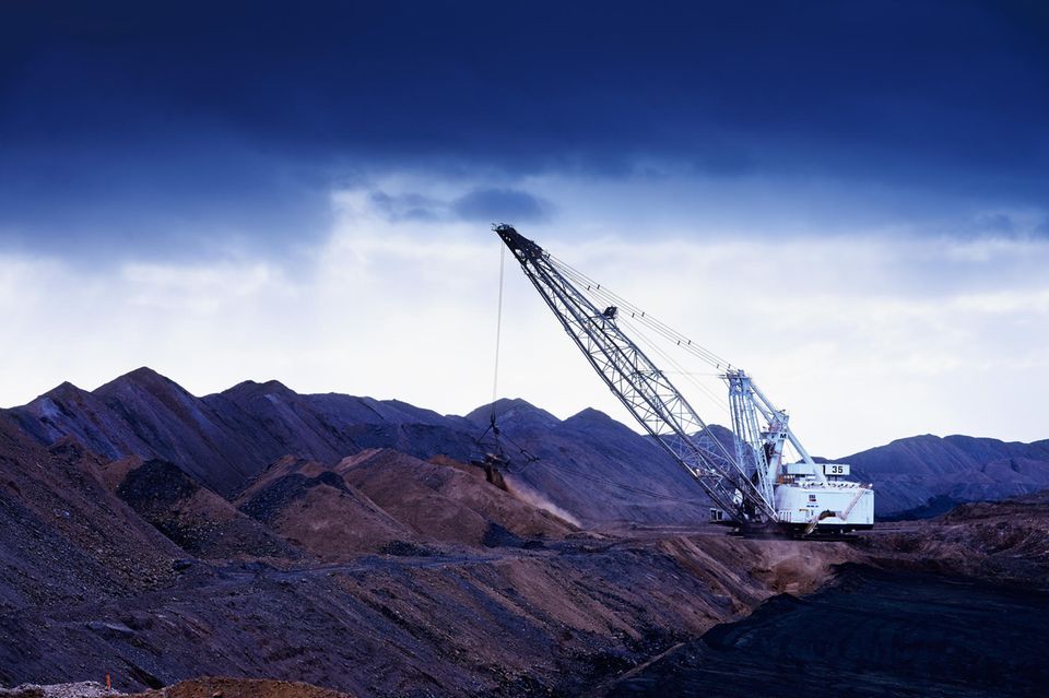 #10 Australien: BHP Group Die BHP Group ist ein Rohstoffkonzern und gehört zu den größten Bergbauunternehmen der Welt. Der Börsenwert belief sich zum Stichtag 13. Mai 2021 laut der Analyseseite CompaniesMarketcap.com auf 202,1 Mrd. US-Dollar. Damit belegte die BHP Group im Ranking der wertvollsten Unternehmen der Welt Platz 49. Australien kam auf der Liste der jeweils größten börsennotierten Firmen pro Land auf Platz zehn. Es folgten Dänemark, Irland, Indien und Russland.